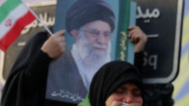Oamenii se adună pentru a organiza o demonstrație după anunțul că liderul iranian Ayatollah Ali Khamenei a fost ucis în atacurile americane-israeliene din Teheran, Iran, pe 1 martie 2026. O mulțime numeroasă s-a adunat în Piața Enghelab (Revoluției) din capitala Teheran, scandând sloganuri anti-SUA și anti-Israel, în timp ce fluturau steaguri iraniene și postere cu Khamenei. Foto: Profimedia | Poza 4 din 5