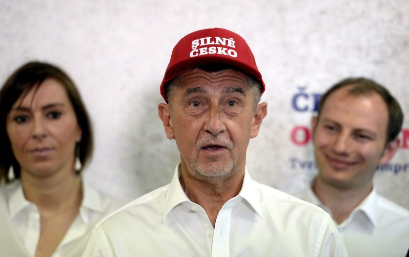 ANDREJ BABIŠ, premiér, čepice, kšiltovka, červená, nápis Silné Česko, volební kampaň, neoriginální