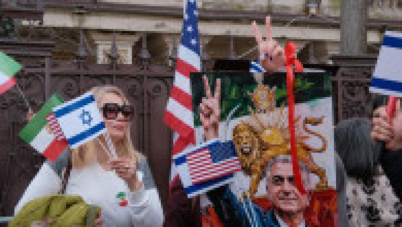 Mai multe persoane protesteaza impotriva conducerii din Iran si isi arata sustinerea pentru armata Statelor Unite ale Americii si armata Israelului, in fata ambasadei Iraniene la Bucuresti, 5 martie 2026. Inquam Photos / Anastasia Ehim | Poza 4 din 7