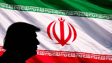 Silueta lui Donald Trump pe fundalul steagului iranian