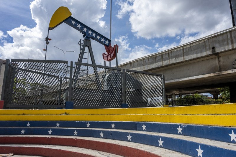 Oil swing as a tribute to oil extraction in Venezuela, which began commercial oil exploitation in the country in 1914, located in Caracas.