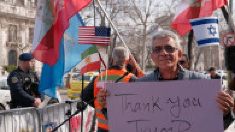 Mai multe persoane protesteaza impotriva conducerii din Iran si isi arata sustinerea pentru armata Statelor Unite ale Americii si armata Israelului, in fata ambasadei Iraniene la Bucuresti, 5 martie 2026. Inquam Photos / Anastasia Ehim | Poza 3 din 7