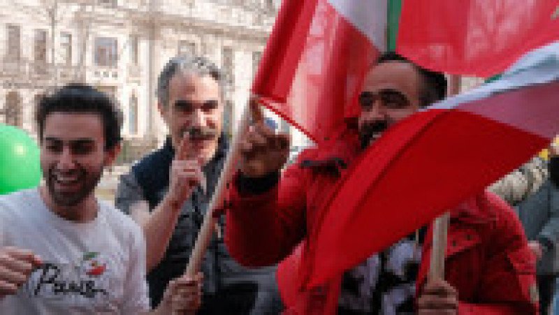 Mai multe persoane protesteaza impotriva conducerii din Iran si isi arata sustinerea pentru armata Statelor Unite ale Americii si armata Israelului, in fata ambasadei Iraniene la Bucuresti, 5 martie 2026. Inquam Photos / Anastasia Ehim | Poza 6 din 7