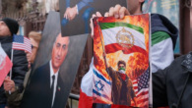 Mai multe persoane protesteaza impotriva conducerii din Iran si isi arata sustinerea pentru armata Statelor Unite ale Americii si armata Israelului, in fata ambasadei Iraniene la Bucuresti, 5 martie 2026. Inquam Photos / Anastasia Ehim | Poza 7 din 7