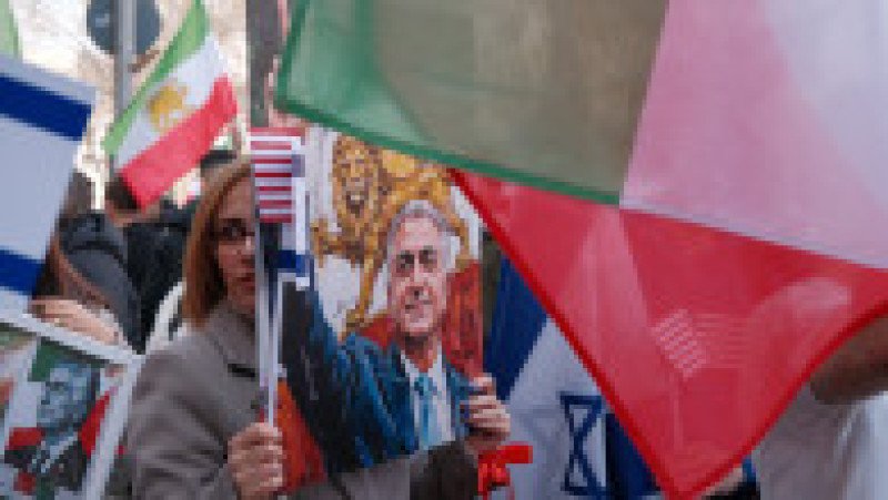Mai multe persoane protesteaza impotriva conducerii din Iran si isi arata sustinerea pentru armata Statelor Unite ale Americii si armata Israelului, in fata ambasadei Iraniene la Bucuresti, 5 martie 2026. Inquam Photos / Anastasia Ehim | Poza 5 din 7