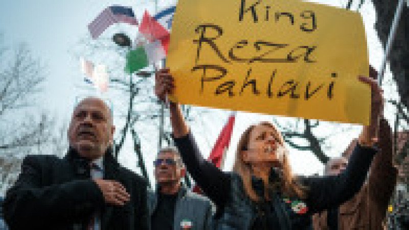 Mai multe persoane protesteaza impotriva conducerii din Iran si isi arata sustinerea pentru armata Statelor Unite ale Americii si armata Israelului, in fata ambasadei Iraniene la Bucuresti, 5 martie 2026. Inquam Photos / Alexandru Nechez | Poza 2 din 7