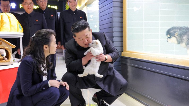 kim-jong-un-a-mers-cu-fiica-sa-intr-o-vizita-la-un-magazin-de-animale-de-companie-din-phenian,-unde-au-mangaiat-caini-si-pisici