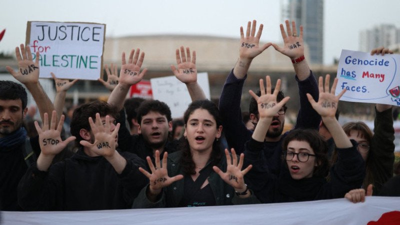 manifestatii-la-tel-aviv-contra-razboiului-cu-iranul:-„nu-bombardati,-negociati!”.-ciocniri-violente-cu-politia,-protestatari-arestati