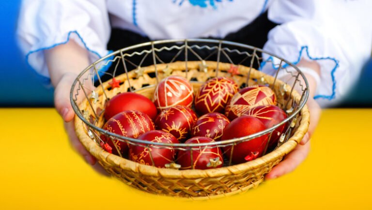 de-ce-se-vopsesc-ouale-rosii-de-paste-2026.-semnificatia-traditiei-respectate-de-romani-in-fiecare-an