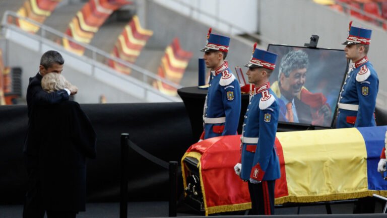 fanii-ii-pot-aduce-un-omagiu-lui-mircea-lucescu-azi,-la-arena-nationala.-legendarul-antrenor,-inmormantat-vineri-cu-onoruri-militare