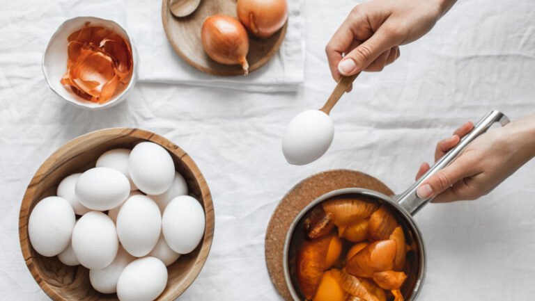 cum-se-vopsesc-natural-ouale-de-paste:-ce-ingrediente-sa-folosesti-acasa.-avertismentul-specialistilor-despre-colorantii-artificiali