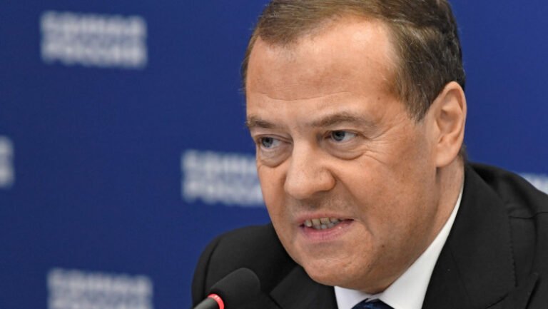 „riscuri-absolut-inacceptabile-pentru-securitatea-tarii-noastre”.-medvedev-acuza-din-nou-descoperirea-de-arme-biologice-in-ucraina