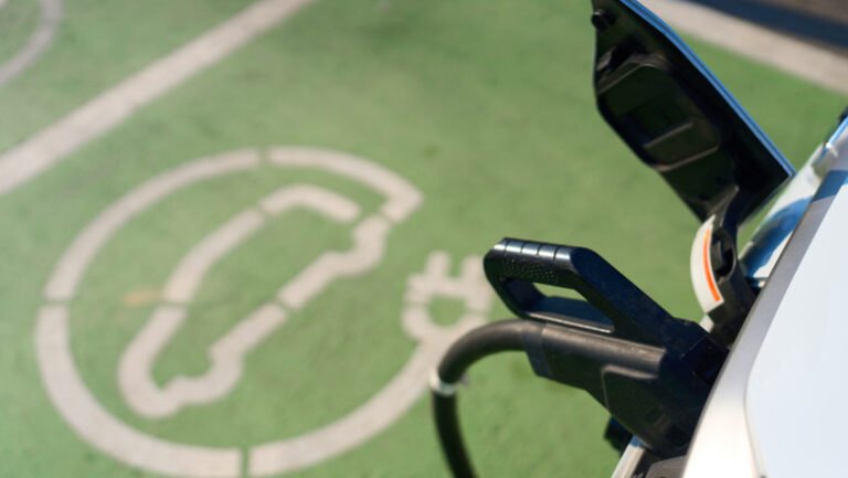 ministrul-transporturilor:-am-semnat-contracte-cu-sri,-sts-si-spp-pentru-vehicule-electrice-si-statii-de-incarcare