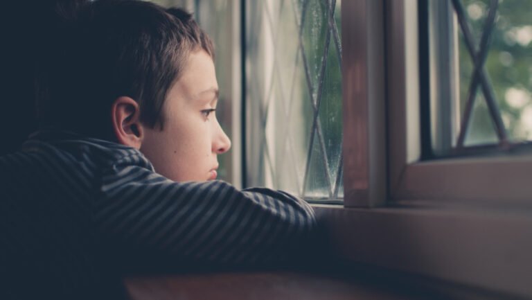 paste-departe-de-familie.-drama-copiilor-ai-caror-parinti-muncesc-peste-hotare:-„se-confrunta-cu-sentimente-de-abandon”