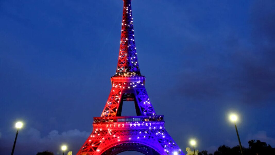 o-bucata-rara-din-turnul-eiffel-va-fi-scoasa-la-licitatie.-cat-ar-putea-costa