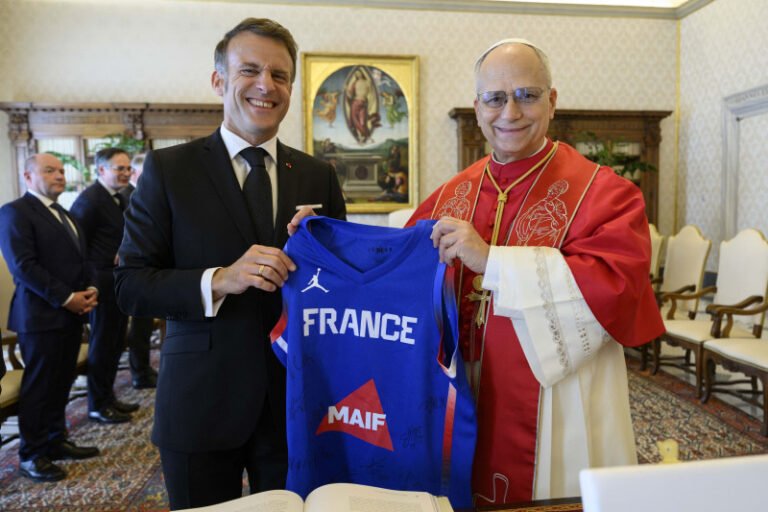 macron,-primit-de-papa-leon-al-xiv-lea-la-vatican.-ce-cadouri-i-a-oferit-liderul-francez-suveranului-pontif