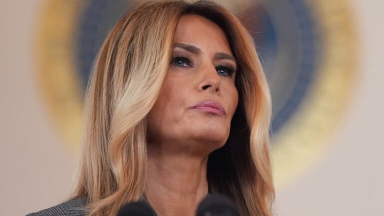 supravietuitorii-abuzurilor-lui-epstein-o-acuza-pe-melania-trump-ca-„transfera-responsabilitatea”-asupra-victimelor
