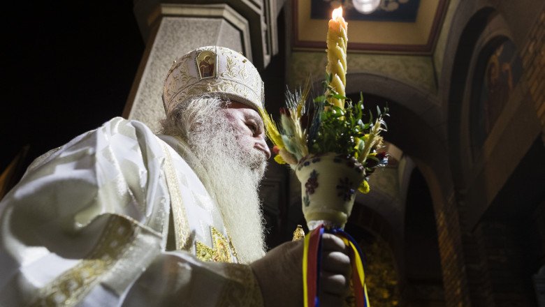 ce-semnifica-lumina-sfanta-din-noaptea-de-inviere.-ce-trebuie-sa-stie-credinciosii-daca-se-stinge-lumanarea-in-drum-spre-casa