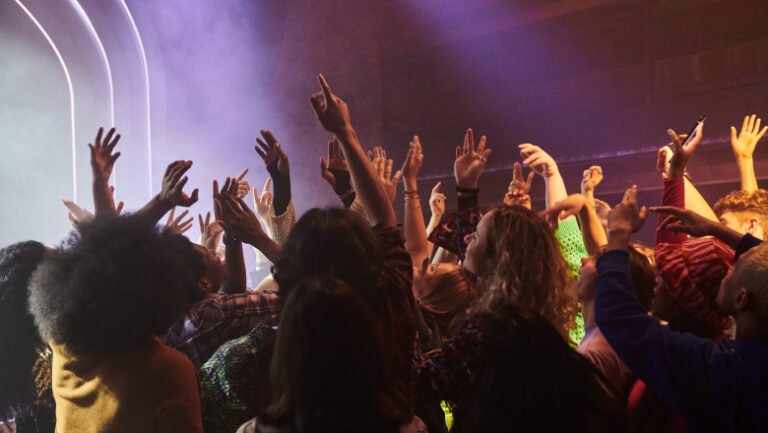 tinerii-beau-mai-putin,-cluburile-se-reinventeaza:-noul-model-al-distractiei-in-londra