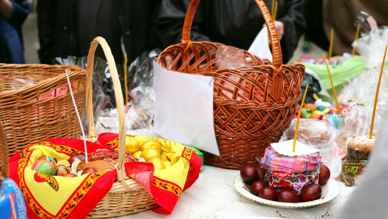 ce-alimente-se-impart-in-prima-zi-de-paste.-produsele-care-nu-trebuie-sa-lipseasca-din-pachetele-de-pomana-si-de-pe-masa-de-inviere