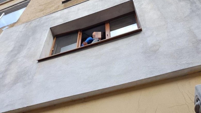 copil-salvat-de-politisti-de-pe-marginea-unei-ferestre,-intr-un-bloc-din-ramnicu-valcea