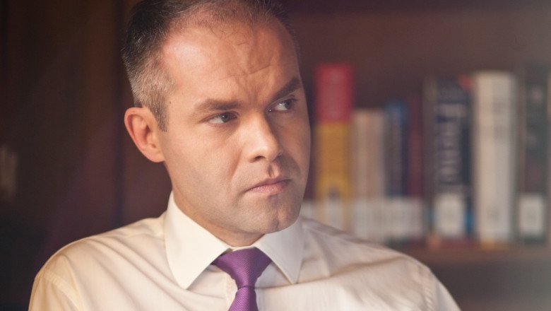 daniel-funeriu-a-comparat-manuale-de-stiinte-din-romania,-franta-si-germania:-„ale-noastre-par-concepute-pentru-imprimat-pe-tricouri”