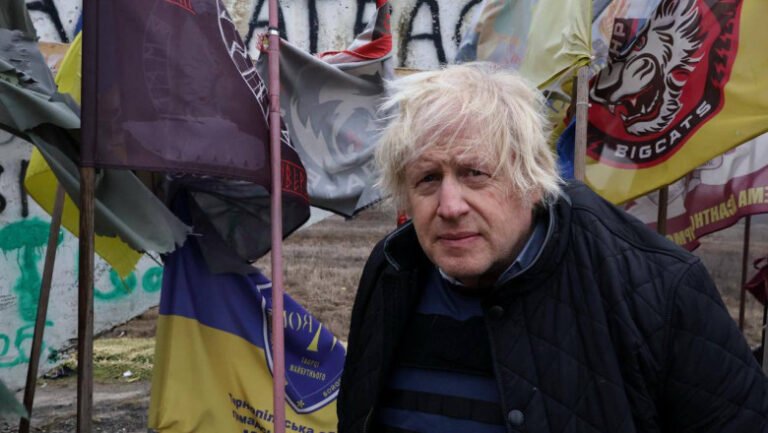 boris-johnson-critica-lipsa-sprijinului-occidental,-dupa-o-vizita-pe-frontul-din-ucraina:-„de-ce-naiba-ii-tratam-cu-indiferenta?”