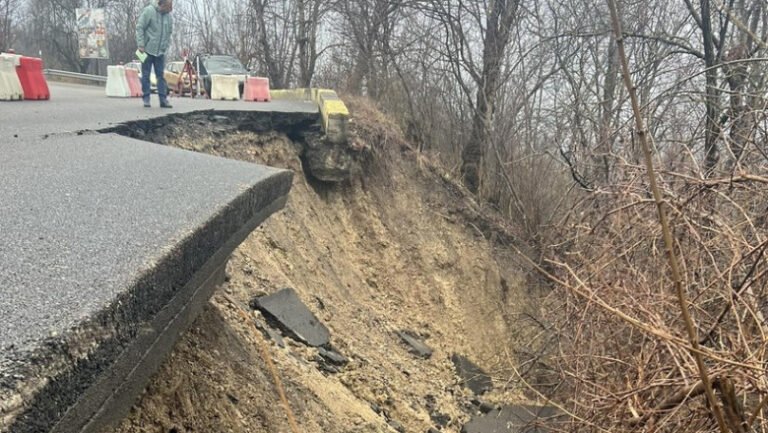 drum-inchis-de-trei-luni-intre-campina-si-dn1.-lucrarile-nu-au-inceput,-localnicii-fac-ocoluri-zilnice