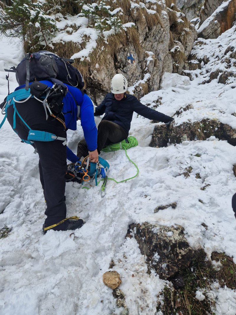 interventie-dificila-in-piatra-craiului:-doi-turisti-blocati-pe-un-traseu-acoperit-de-gheata-au-fost-salvati-de-jandarmi interventie-dificila-in-piatra-craiului:-doi-turisti-blocati-pe-un-traseu-acoperit-de-gheata-au-fost-salvati-de-jandarmi
