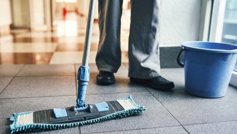 ministerul-economiei-scoate-la-licitatie-un-contract-de-1,5-milioane-de-lei-pentru-curatenie.-cand-se-depun-ofertele