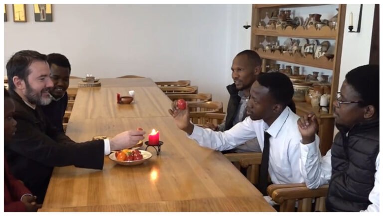 sarbatoare-fara-granite:-paste-in-stil-romanesc-pentru-studentii-africani-din-iasi.-„e-ca-si-cum-hristos-invie-in-interiorul-meu”