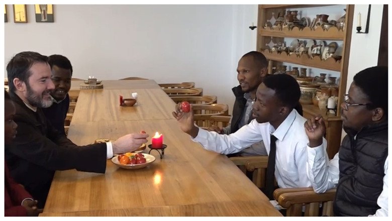 sarbatoare-fara-granite:-paste-in-stil-romanesc-pentru-studentii-africani-din-iasi.-„e-ca-si-cum-hristos-invie-in-interiorul-meu” sarbatoare-fara-granite:-paste-in-stil-romanesc-pentru-studentii-africani-din-iasi.-„e-ca-si-cum-hristos-invie-in-interiorul-meu”