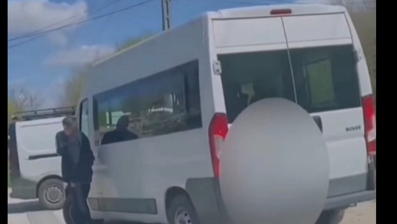 alegeri-ungaria-2026-acuzatii-de-turism-electoral-din-transilvania.-un-microbuz-cu-numere-de-romania,-filmat-in-circumscriptie-fidesz