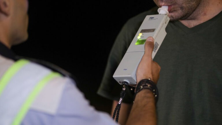 „am-baut-o-sticla-de-whiskey-si-cateva-beri”.-sofer-incepator,-prins-beat-la-volan,-cu-trei-copii-in-masina