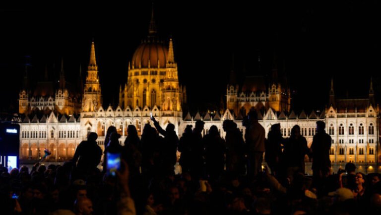 budapesta,-transformata-in-arena-de-petrecere-dupa-alegerile-care-au-pus-capat-erei-orban:-„m-am-rugat-pentru-asta-timp-de-16-ani”
