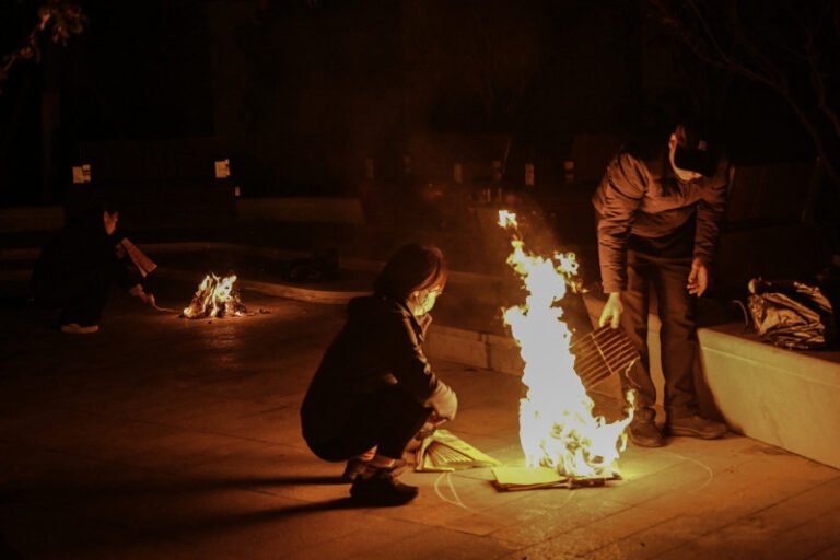 crema-de-hemoroizi,-printre-ofrandele-aduse-de-tinerii-chinezi-stramosilor:-cum-s-a-ajuns-la-ciudatul-obicei