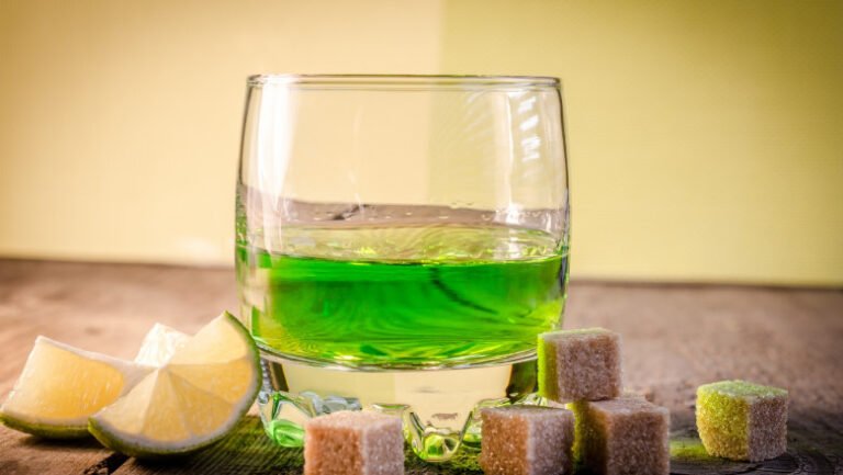 de-ce-a-fost-interzis-absintul-in-franta-si-legatura-cu-sanatatea-mintala-a-tinerilor-de-azi-si-retelele-sociale-ca-tap-ispasitor