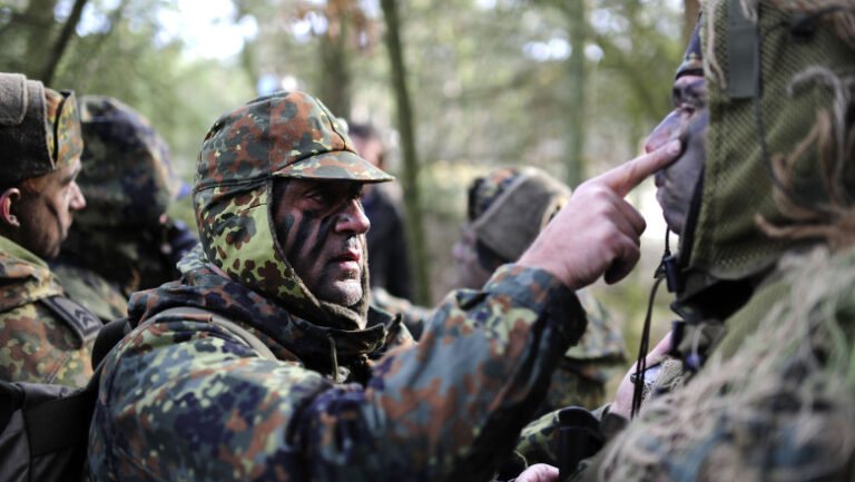 kurzii,-intre-dorinta-de-revolta-si-frica-de-represalii.-cum-a-influentat-trump-decizia-de-a-ramane-in-afara-razboiului-(reuters)