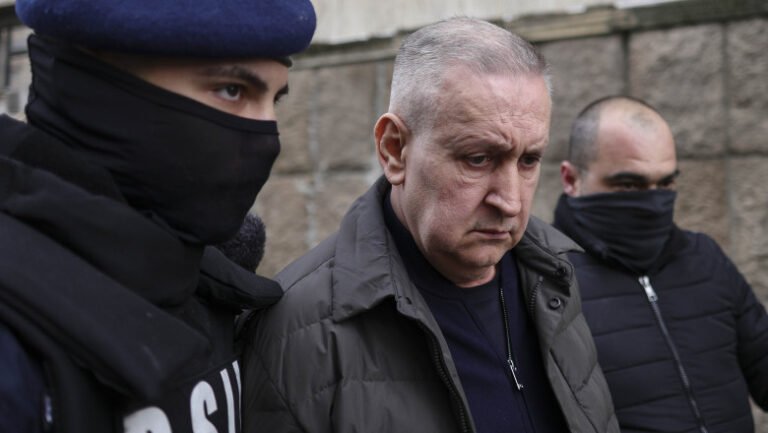 jurnalista-digi24-bruscata-de-seful-arr,-prins-cu-mita-in-cutii-de-pantofi.-cristian-anton-ramane-in-arest-preventiv