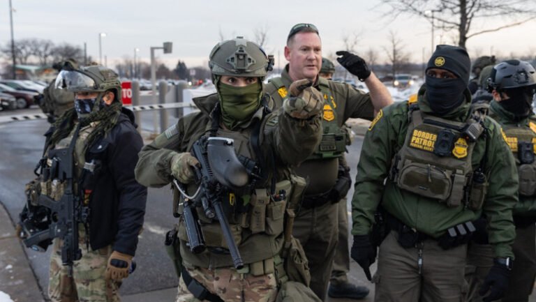 „au-incatusat-o-ca-pe-un-criminal-periculos”.-frantuzoaica-de-86-de-ani,-saltata-de-ice:-venise-in-sua-pentru-iubirea-ei-din-tinerete