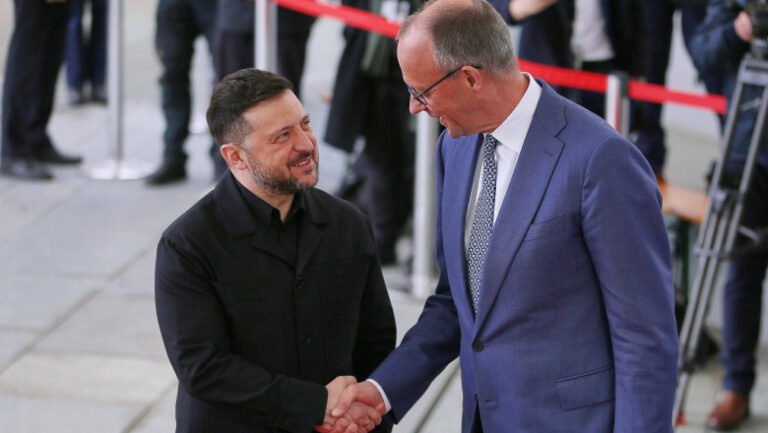 zelenski:-„ucraina-isi-poate-dubla-productia-militara-daca-primeste-fonduri”.-germania-ii-va-cumpara-sute-de-rachete-patriot