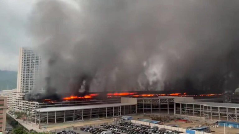 incendiu-urias-la-o-fabrica-de-masini-electrice-din-china