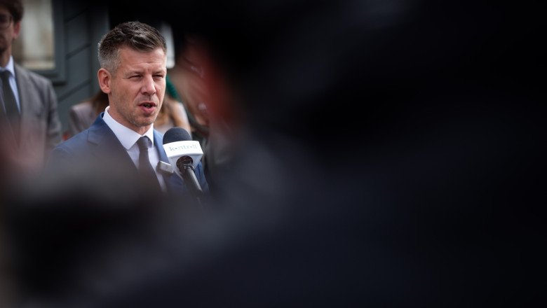 „viata-e-cel-mai-mare-regizor”.-in-timp-ce-vizita-palatul-prezidential,-peter-magyar-l-a-zarit-pe-viktor-orban-la-un-balcon