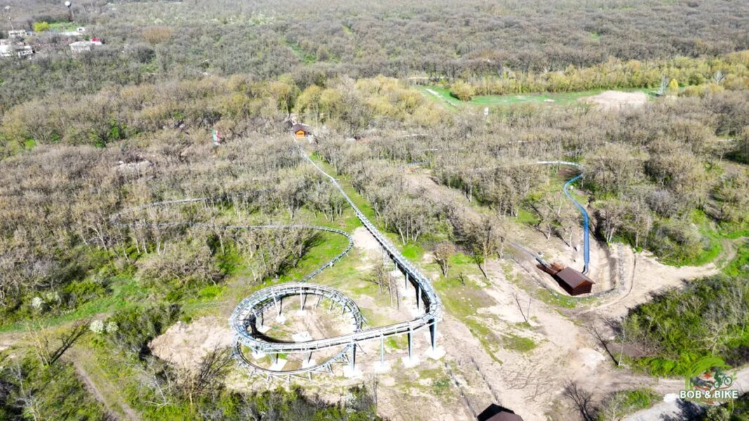 zona-de-agrement-unica-in-romania.-are-piste-de-bob-printre-copaci,-trasee-de-biciclete-si-un-turn-de-catarare