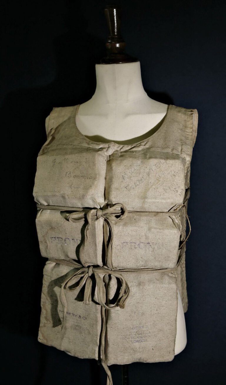 o-vesta-de-salvare-purtata-de-o-supravietuitoare-a-titanicului,-scoasa-la-licitatie