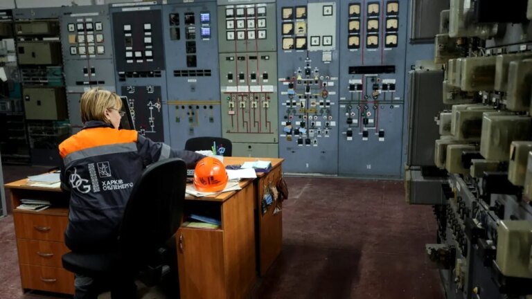 rusii-au-atacat-o-centrala-energetica-din-regiunea-cernihiv.-sute-de-mii-de-oameni-au-ramas-fara-curent-electric