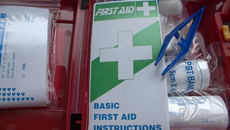 noi-reguli-pentru-soferi,-valabile-din-18-iunie-in-grecia.-ce-este-obligatoriu-sa-ai-in-masina