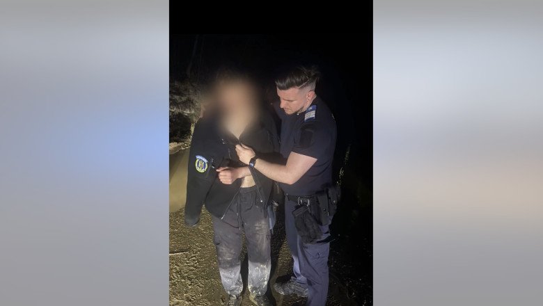 tanar,-salvat-de-jandarmi-dupa-ce-a-fost-fugarit-de-un-urs.-el-si-a-aruncat-lucrurile-si-motocicleta-pentru-a-scapa-de-animal