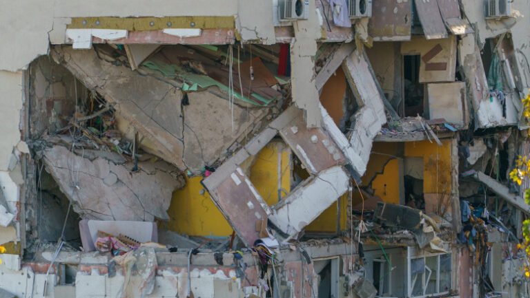 sase-luni-de-la-explozia-din-rahova.-locatarii-au-iesit-in-strada-si-cer-solutii-concrete:-„nu-s-a-schimbat-nimic”
