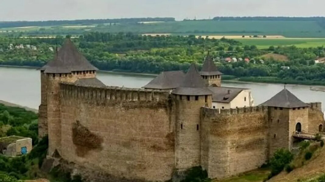 o-parte-din-zidul-unei-cetati-care-a-apartinut-lui-stefan-cel-mare-s-a-prabusit